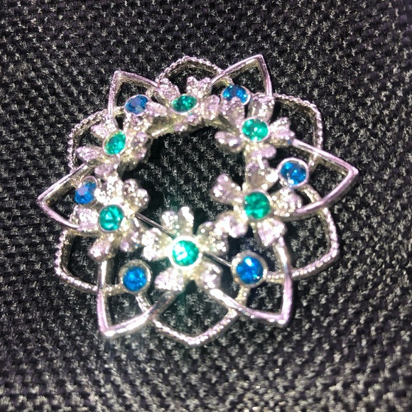 Sarah Coventry silver brooch with cobalt blue and emerald green gems. - Picture 3 of 5